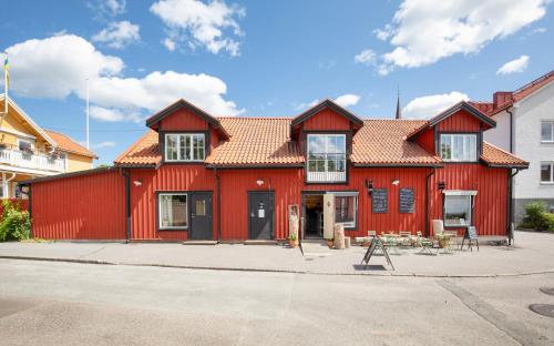 a red house with a red roof at Röda Magasinet in Mariefred