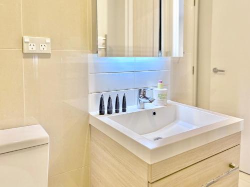 Koupelna v ubytování High-Floor 2BR Apt with Stunning Sky Tower Views