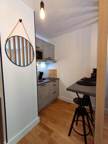 - une petite cuisine avec une table et un comptoir dans l'établissement The Brut Case - Avenue de Champagne, à Épernay