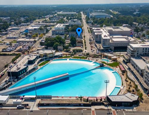 una vista aérea de una gran piscina en una ciudad en Ocean Lofts in the Vibe #7 - 5 min walk to beach, en Virginia Beach