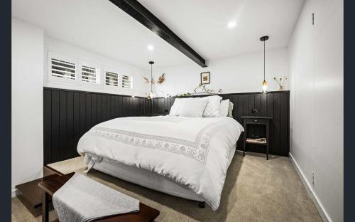 ein Schlafzimmer mit großem Bett und Kamin in der Unterkunft Contemporary Apartment in West Hobart in West Hobart