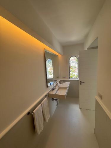 a bathroom with a sink and a mirror at Hotel Posa Posa in Positano