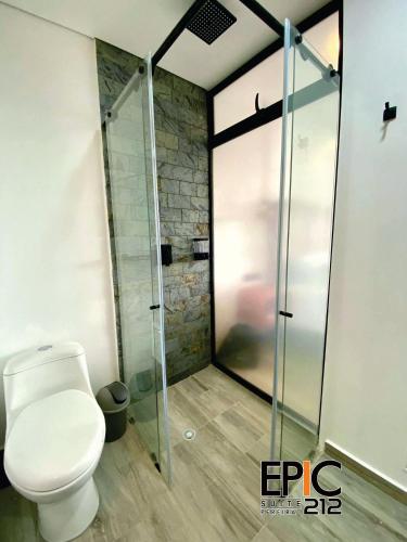 Bilik mandi di Epic Suite 212 Deluxe Aeropuerto