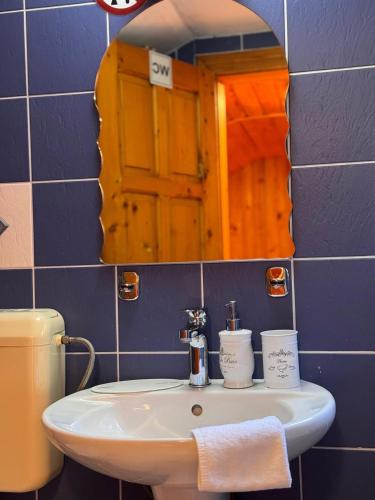 a bathroom with a sink and a mirror at Cabana dintre Brazi in Mintia