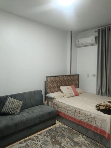 Postel nebo postele na pokoji v ubytování بفضل الله شقه فندقيه مكيفه ونت وحارس عقار تري النيل