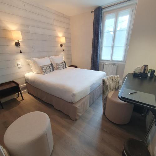 Ένα ή περισσότερα κρεβάτια σε δωμάτιο στο Logis Hotel La Closerie