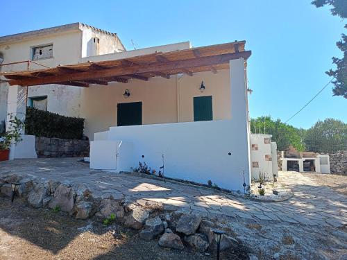 Το κτήριο όπου στεγάζεται  η παραθεριστική κατοικία