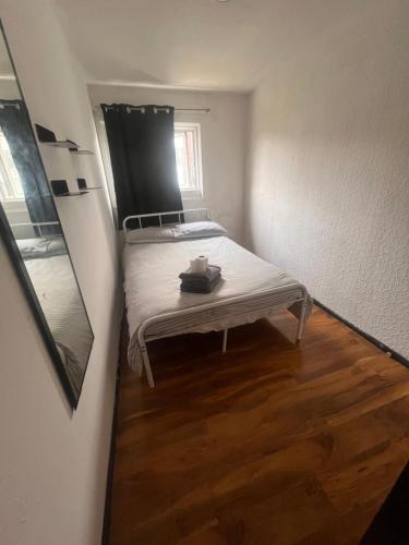 a small room with a bed and a window at Budget Rooms & Beds in London in London