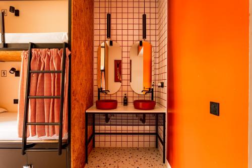 a bathroom with two sinks and two bunk beds at Wonder Hostel in Toledo