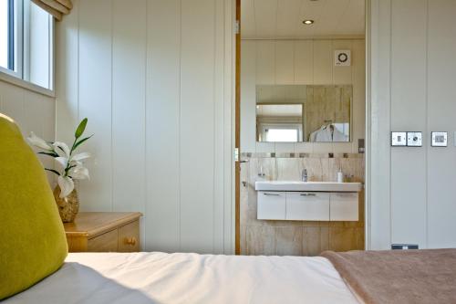 Ένα ή περισσότερα κρεβάτια σε δωμάτιο στο Amber Lodge, Strawberryfield Park