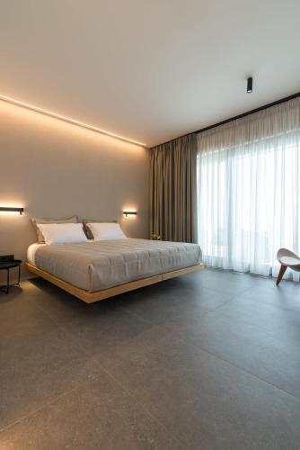 Una cama o camas en una habitación de Orion suites