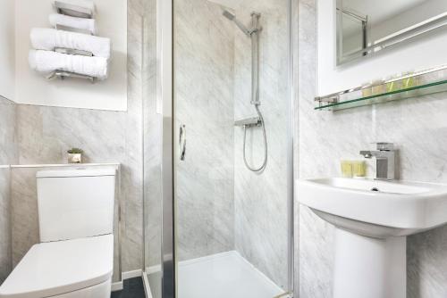 Un baño con ducha, lavabo e inodoro. en Finest Retreats - Kelsick Villa Guest House - Great Gable, en Ambleside