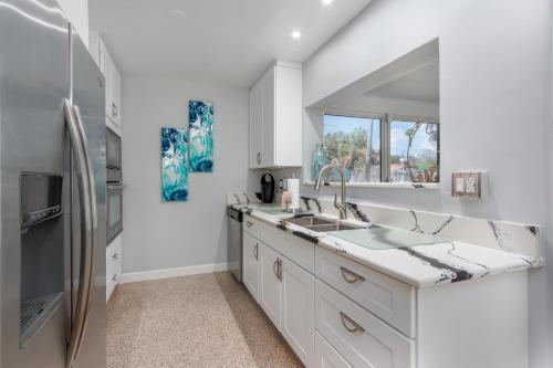 Et tv og/eller underholdning på Paradise Corner - Monthly Beach Vacation Rental!