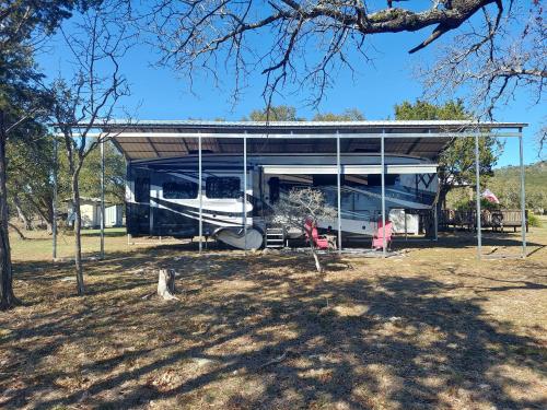 ein großes Gebäude mit einem Boot darauf in der Unterkunft Private Luxury RV Getaway Full Bath Kitchen Heating in Kendalia