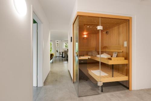 Φωτογραφία από το άλμπουμ του The Forest Retreat- Luxuriöse Ferienwohnung mit privater Sauna σε Wermelskirchen