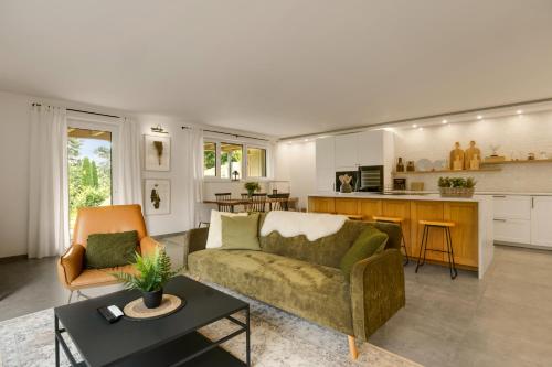 Η κουζίνα ή μικρή κουζίνα στο The Forest Retreat- Luxuriöse Ferienwohnung mit privater Sauna