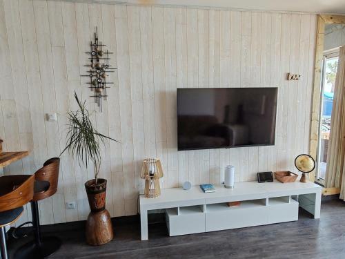 TV a/nebo společenská místnost v ubytování Studio SAM - Face à la Mer