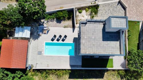 Kolam renang di atau dekat dengan Villa Lele - peace, mountain & sea view, heated pool