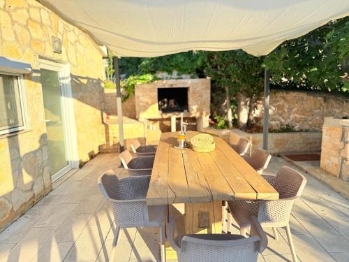 Gambar di galeri bagi Villa Lele - peace, mountain & sea view, heated pool di Novigrad Dalmatia