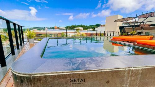 La alberca dentro o cerca de Setai Edition By Setai Apartaments
