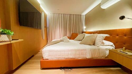 Una cama o camas en una habitación de Setai Edition By Setai Apartaments