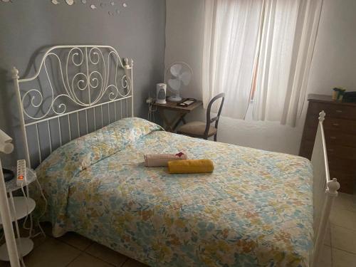 a bedroom with a bed with a blue bedspread at 3 LimeBeach in Armação de Pêra