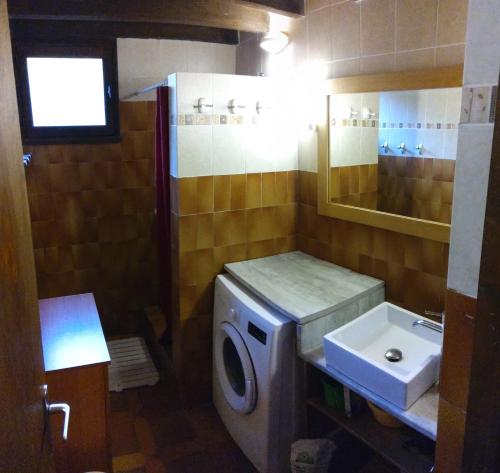 łazienka z pralką i umywalką w obiekcie Villa Surleau w mieście Zonza