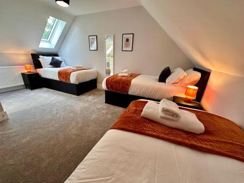 Voodi või voodid majutusasutuse Stunning 4 Bedroom, Sleeps 9, Centre Of Telford toas