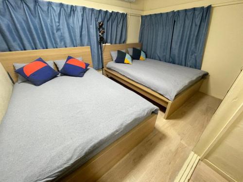 NEW OPEN Available for 10 people 1 line to airport