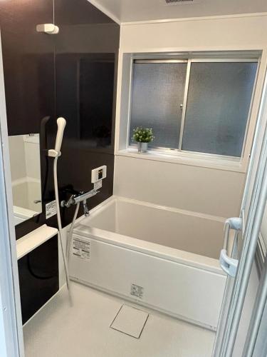 NEW OPEN Available for 10 people 1 line to airport