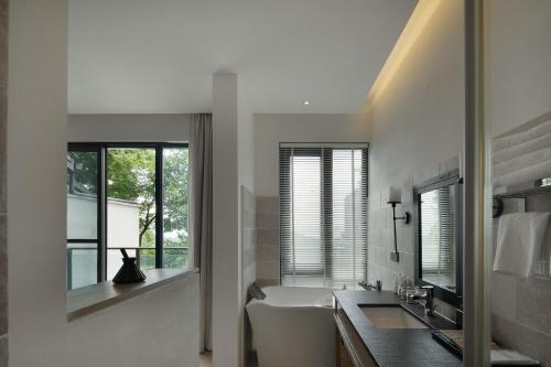 Salle de bains dans l'établissement Autumn Whisper Eden Villas