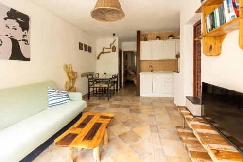 una sala de estar con un sofá y una mesa en Can Solsulet, en Es Pujols