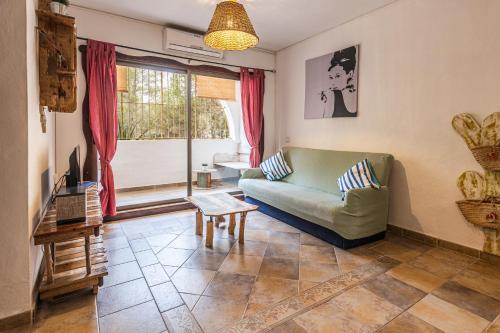 una sala de estar con un sofá y una mesa en Can Solsulet, en Es Pujols