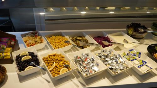ein Buffet mit verschiedenen Speisen auf einem Tisch in der Unterkunft Cleopatra Golden Beach Hotel in Alanya