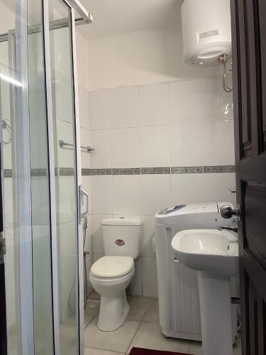 a bathroom with a toilet and a sink at Breeze Holiday Casa in Nuwara Eliya