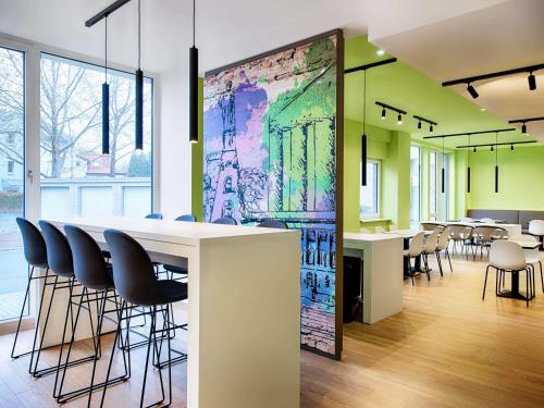 Un restaurante o sitio para comer en B&B Hotel Kassel-City