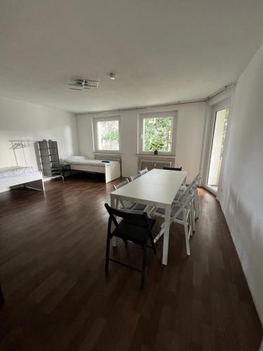 a living room with a white table and chairs at Monteurswohnung 8P Lotte in Lotte
