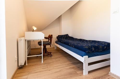 Ένα ή περισσότερα κρεβάτια σε δωμάτιο στο Ostoja Spytkowo