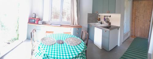 une cuisine avec une chaise avec des lunettes de soleil dessus dans l'établissement Gîte des canniers, à Hyères