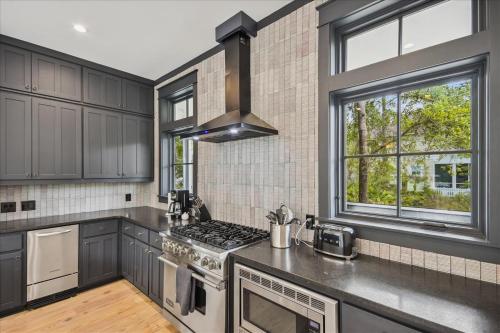 Η κουζίνα ή μικρή κουζίνα στο 395 Tumblehome Way by 30A Escapes