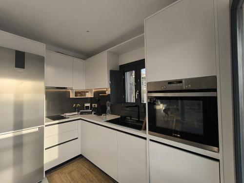 Una cocina o zona de cocina en EXO Santorini Sea View Private Pool Villa and Suites