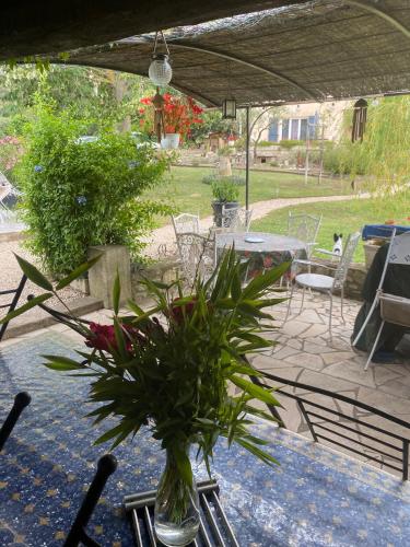 Taman di luar chambre d'hotes les cigales