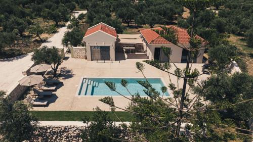 Alkinari Villa, by TK Property Managementの敷地内または近くにあるプール