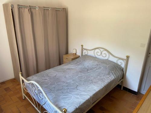 Ένα ή περισσότερα κρεβάτια σε δωμάτιο στο Domaine viticole au calme Réservation à la semaine