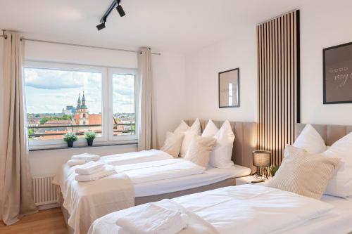 Ένα ή περισσότερα κρεβάτια σε δωμάτιο στο Malu Rooms - Über den Dächern der Stadt, Zentrum, Panorama, Terrasse, höchste FeWo der Stadt