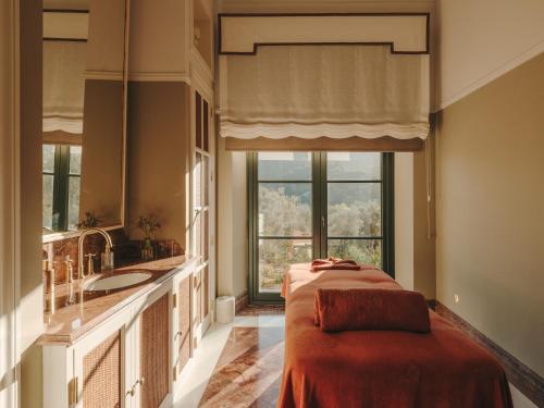 Ένα ή περισσότερα κρεβάτια σε δωμάτιο στο Grand Hotel Son Net