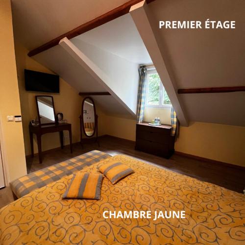 une chambre avec un lit avec deux oreillers dessus dans l'établissement Le petit manoir, à Farceaux