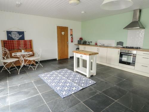 Kuchyň nebo kuchyňský kout v ubytování Llewelyn Shepherds Hut