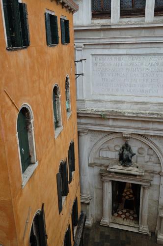 a view of a building with a statue in a courtyard at Casa Sul Molo in Venice