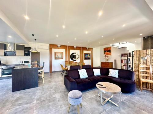 un salon avec un canapé et une cuisine dans l'établissement Villa Pessicart, à Nice